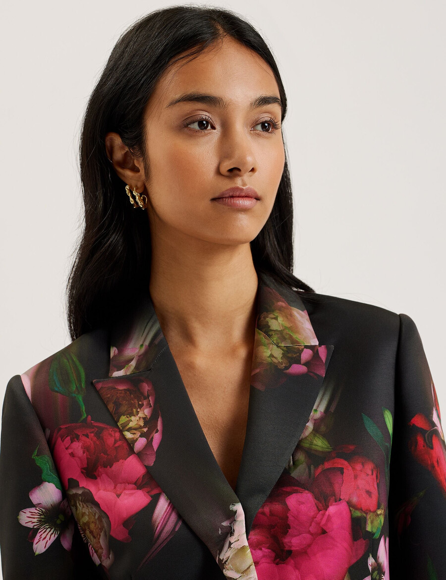 okuni - getailleerd jasje met bloemenprint
