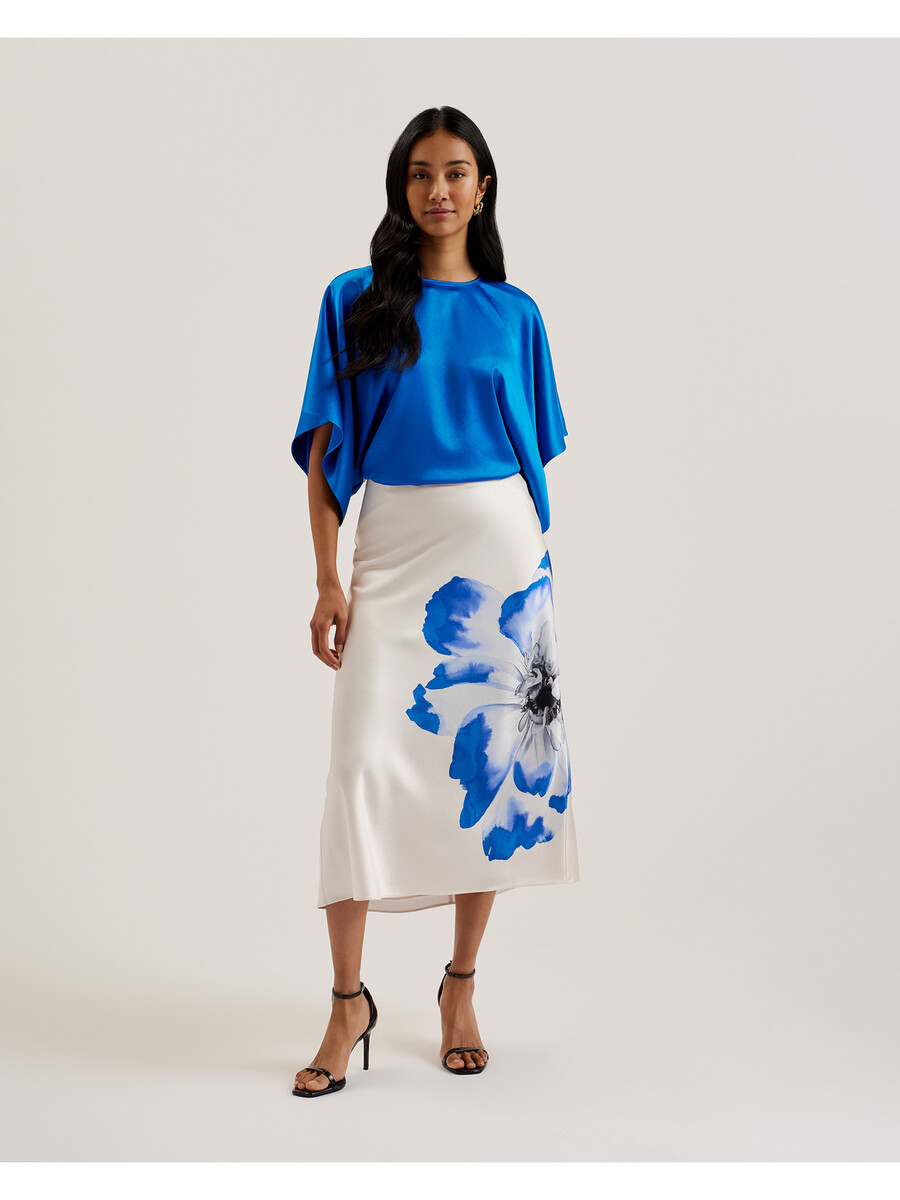 cherika - satijnen blouse met korte mouwen en vleermuismouwen
