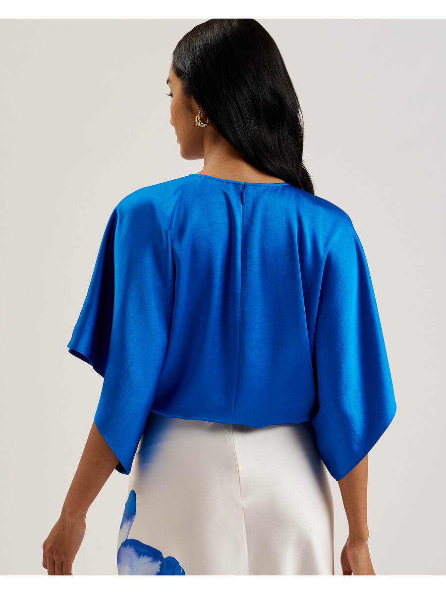 cherika - satijnen blouse met korte mouwen en vleermuismouwen